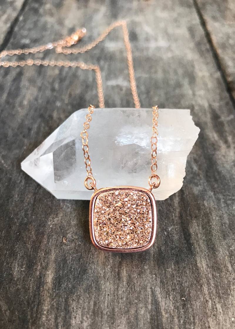 Rose Gold Druzy Halskette, Quarz Schmuck, Edelstein Layered Rohstein Halskette Rose Gold Druzy Halskette, Quarz Schmuck, Edelstein Layered Rohstein Halskette von julianneblumlo