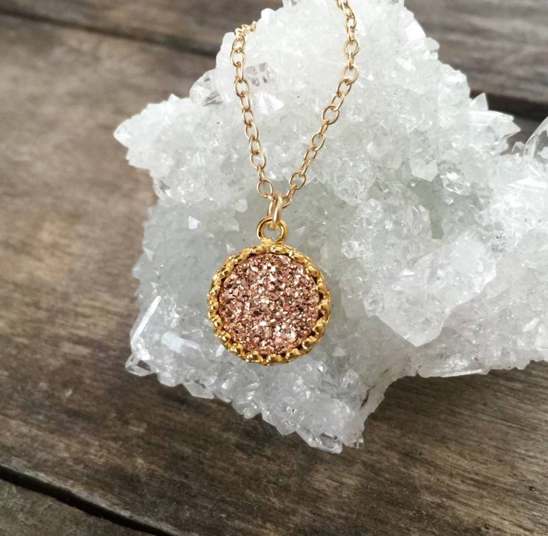 Rose Gold Druzy Halskette Titan Beschichteter Edelstein, Kronenfassung Rose Gold Druzy Halskette Titan Beschichteter Edelstein, Kronenfassung von julianneblumlo