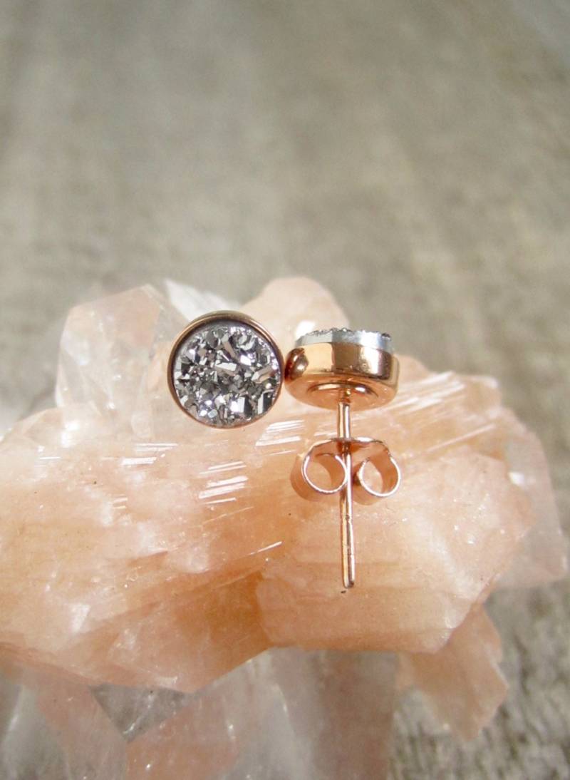 Silber Druzy Ohrstecker Rose Gold Vermeil Bezel, Titan Beschichtet Silber Druzy Ohrstecker Rose Gold Vermeil Bezel, Titan Beschichtet von julianneblumlo
