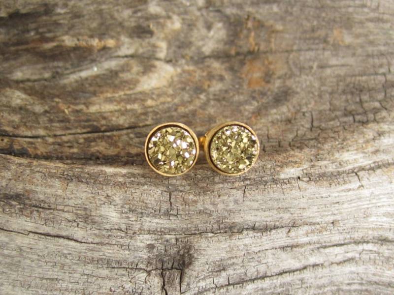 Tiny Gold Druzy Ohrringe Drusy Quarz Ohrstecker Vermeil Bezel Set Tiny Gold Druzy Ohrringe Drusy Quarz Ohrstecker Vermeil Bezel Set von julianneblumlo