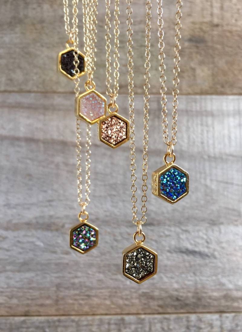 Winzige Druzy Halskette Titanium Beschichteter Edelstein, Gold Oder Silber Winzige Druzy Halskette Titanium Beschichteter Edelstein, Gold Oder Silber von julianneblumlo