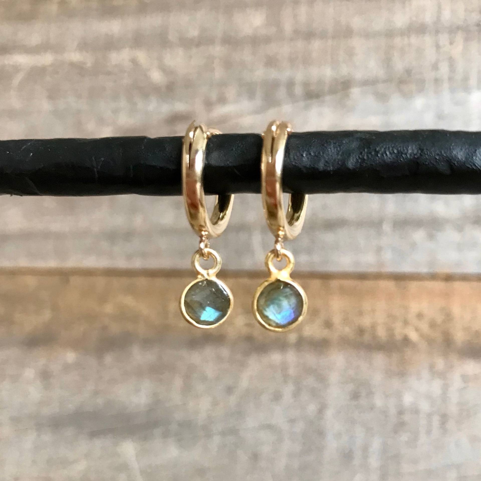 Winzige Labradorit Gold Hoop Huggie Ohrringe in 14K Fill Winzige Labradorit Gold Hoop Huggie Ohrringe in 14K Fill von julianneblumlo