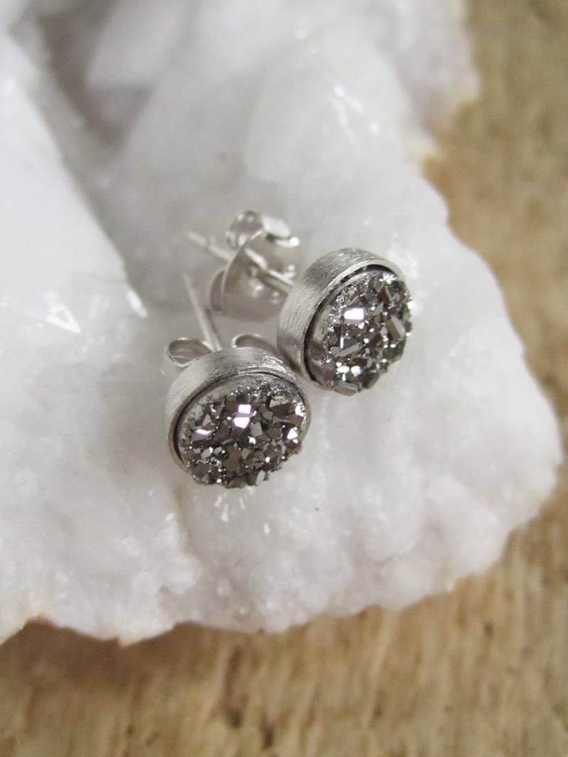 Winzige Silber Druzy Ohrstecker, Ohrringe in Sterling Winzige Silber Druzy Ohrstecker, Ohrringe in Sterling von julianneblumlo