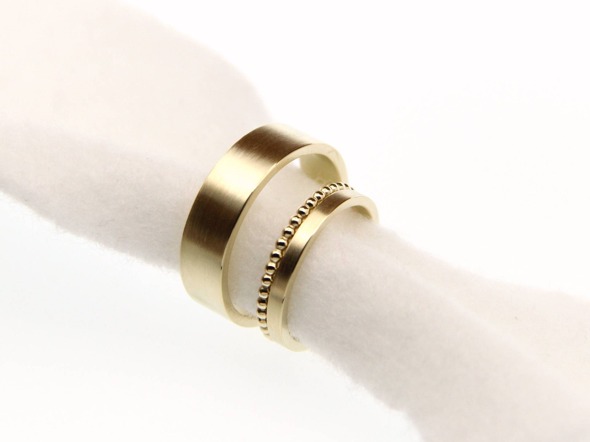 Eheringe Aus Gold 585 "Linea Bella' | Hochwertige Partnerringe Nachhaltige Trauringe Mit Kügelchenring Exklusive Hochzeitsringe von juliaschaeferSCHMUCK