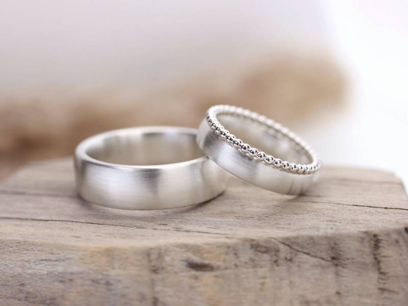 Silberne Eheringe "Semper-1' | Breite Partnerringe Hochwertige Trauringe Mit Kügelchenring Edle Hochzeitsringe Oberfläche Wählbar von juliaschaeferSCHMUCK