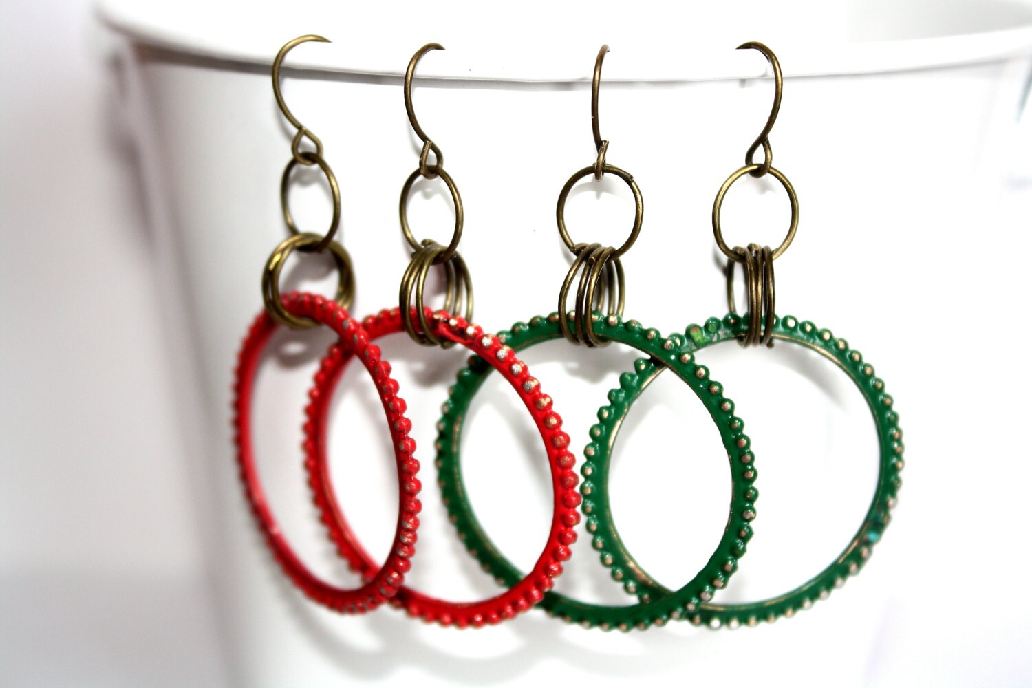 Rustikale Hoop Ohrringe, Rote Grüne Geschenkideen, Geschenk Für Sie, Distressed Weihnachtsohrringe, Urlaub Schmuck Rustikale Hoop Ohrringe, Rote Grüne Geschenkideen, Geschenk Für Sie, Distressed Weihnachtsohrringe, Urlaub Schmuck von julijonesdesigns