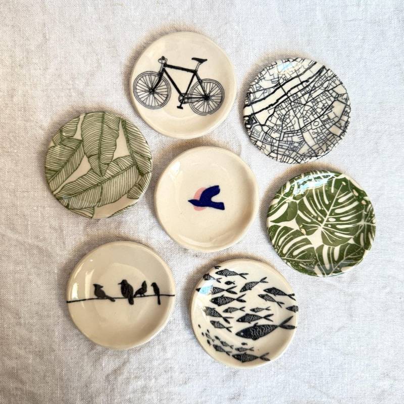 Tellerchen Unikat 7cm - Handgetöpfert Kleine Runde Schmuckteller, Dekoteller, Fahrrad, Monstera, Pflanzen, Vögel Spülmaschinenfest Tellerchen Unikat 7cm - Handgetöpfert Kleine Runde Schmuckteller, Dekoteller, Fahrrad, Monstera, Pflanzen, Vögel Spülmaschinenfest von julsverden