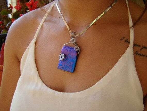 Rosa Und Blauer Geätzter Glasanhänger von julzbydesign