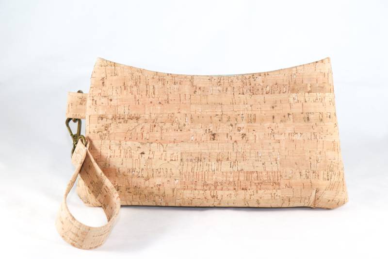 Clutch Aus Natürlichem Kork Mit Handschlaufe von jumpingPineapple