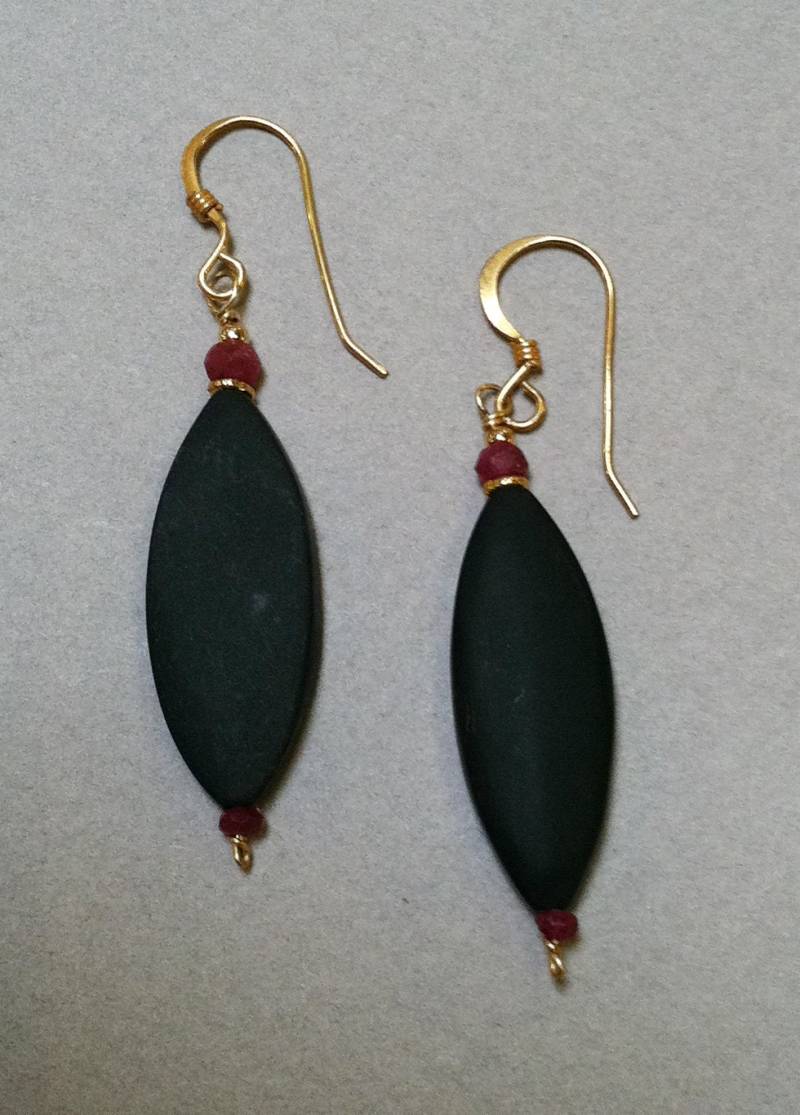 Black Onyx Und Rubin Ohrringe Mit 18 K Gold Perlen Drähten Black Onyx Und Rubin Ohrringe Mit 18 K Gold Perlen Drähten von jumpthatmoon