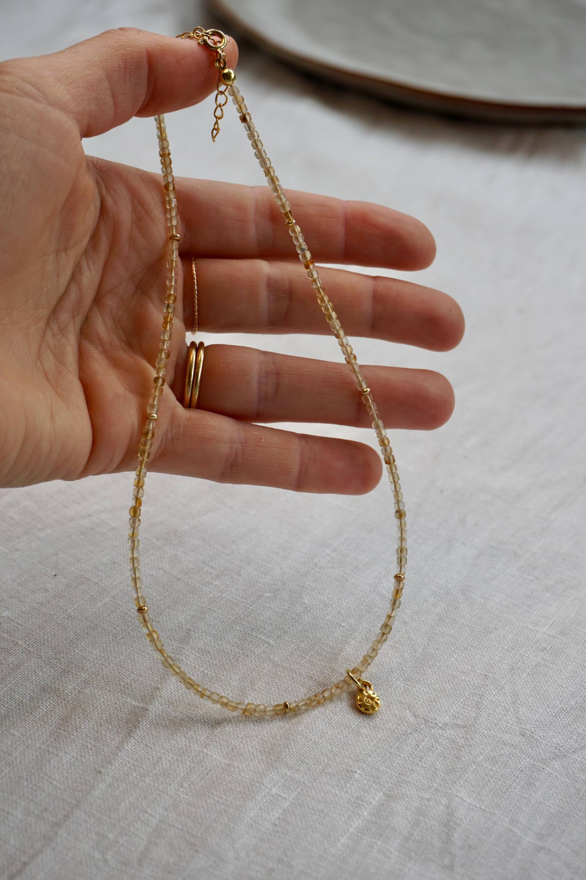Edelsteinkette Aus Citrin Mit Sonnenanhänger. Gelbe Kette. Perlenkette. Echte Edelsteineperlen. Kette It Anhänger Edelsteinkette Aus Citrin Mit Sonnenanhänger. Gelbe Kette. Perlenkette. Echte Edelsteineperlen. Kette It Anhänger von junajuli