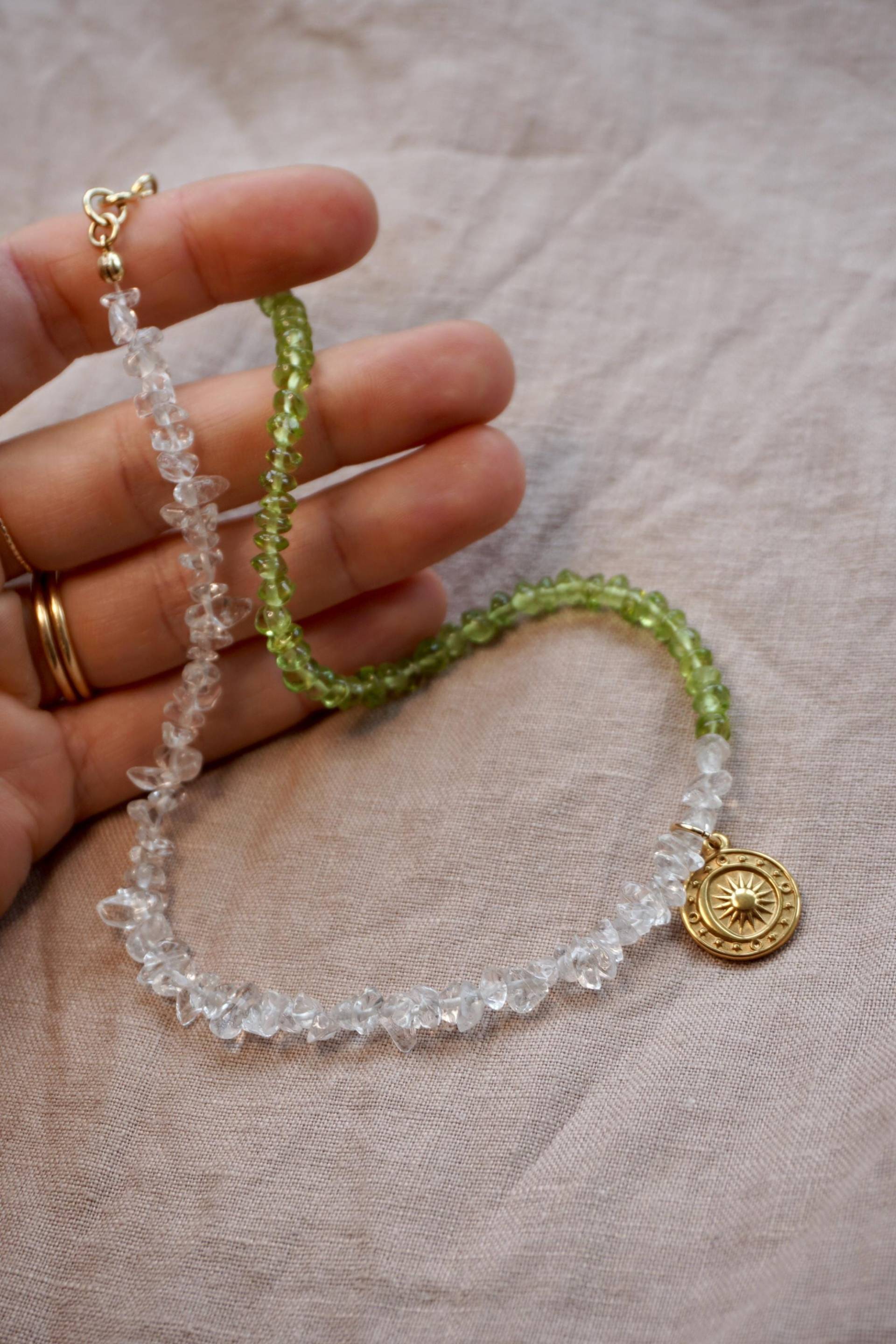 Halskette Aus Bergkristall Und Peridot Mit Mondanhänger Halskette Aus Bergkristall Und Peridot Mit Mondanhänger von junajuli