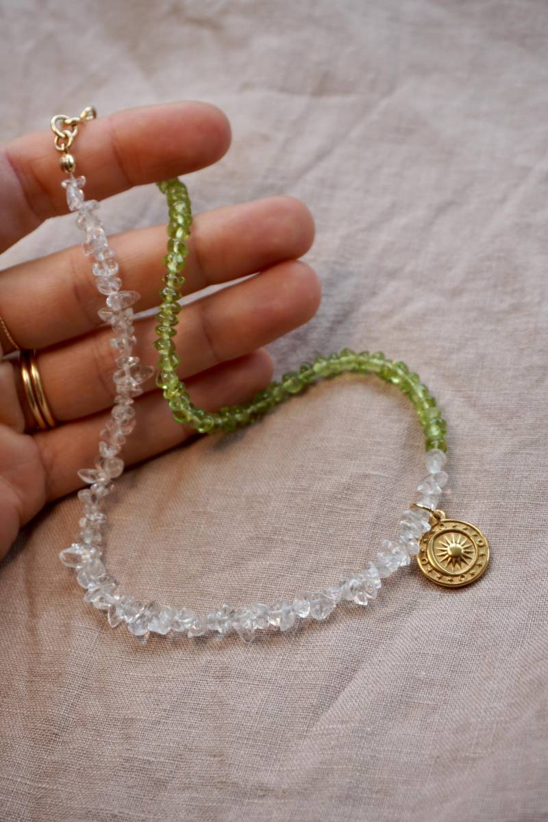 Halskette Aus Bergkristall Und Peridot Mit Mondanhänger Halskette Aus Bergkristall Und Peridot Mit Mondanhänger von junajuli