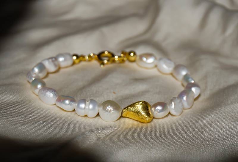 Perlenarmband Aus Süßwasserperlen Mit Goldenem Herz. Silber Vergoldet. Weißes Armband. Damenarmband Zuchtperlen Perlenarmband Aus Süßwasserperlen Mit Goldenem Herz. Silber Vergoldet. Weißes Armband. Damenarmband Zuchtperlen von junajuli