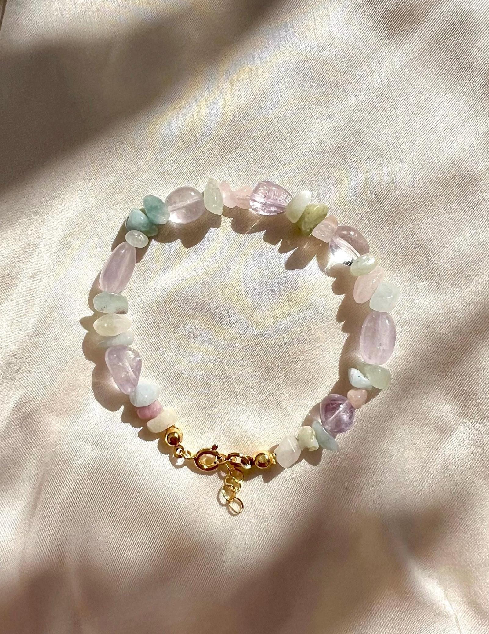 Perlenarmband. Amehyst. Morganit. Armband. Buntes Edelsteinarmband. Regenbogenfarben. Pastellfarben Perlenarmband. Amehyst. Morganit. Armband. Buntes Edelsteinarmband. Regenbogenfarben. Pastellfarben von junajuli
