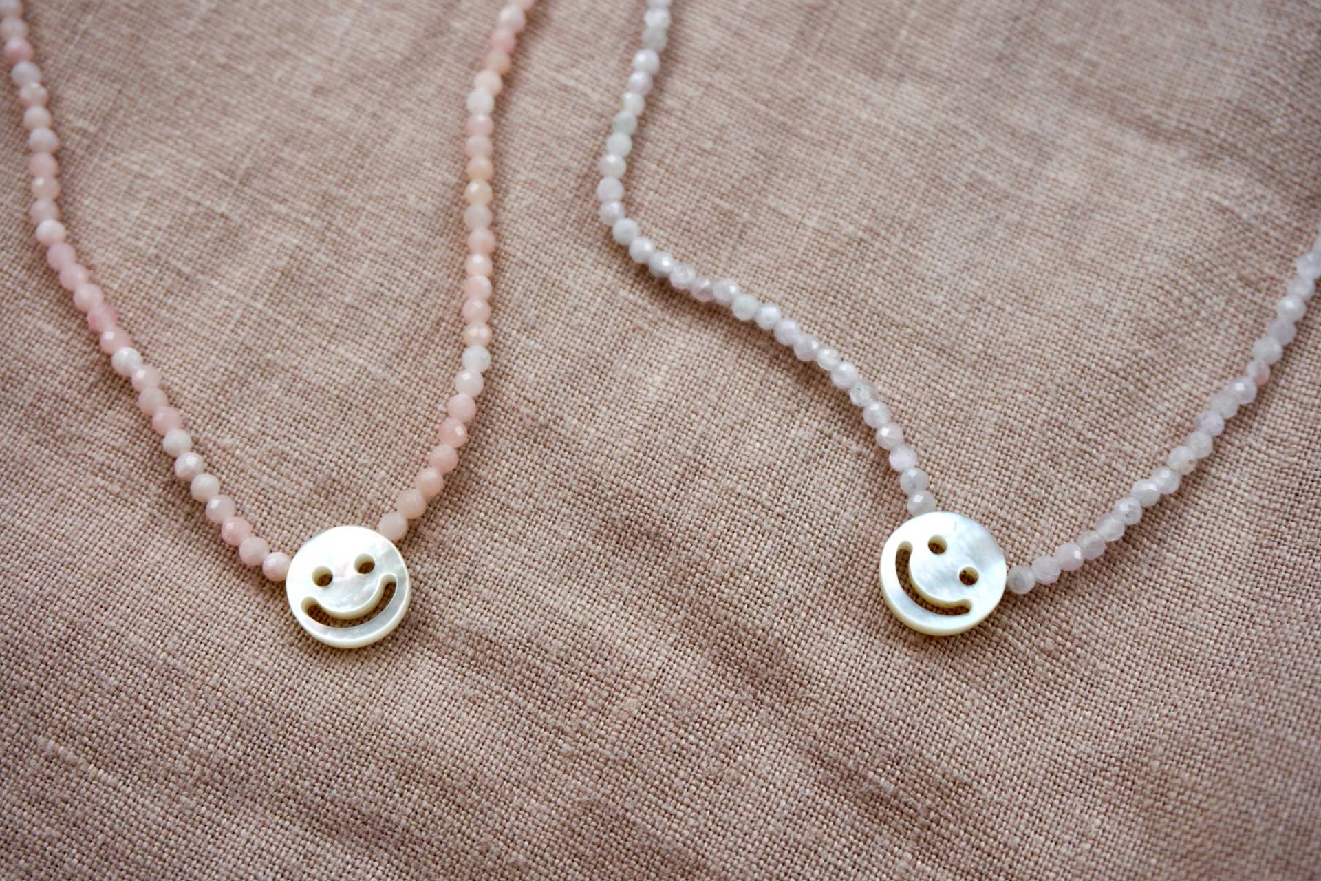 Smileykette. Edelsteinkette Mit Smileyanhänger. Pastellfarbene Kette. Smileyschmuck. Lila Halskette. Rosa Halskette Smileykette. Edelsteinkette Mit Smileyanhänger. Pastellfarbene Kette. Smileyschmuck. Lila Halskette. Rosa Halskette von junajuli