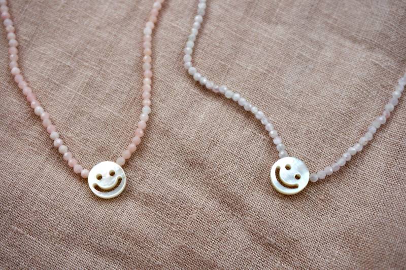 Smileykette. Edelsteinkette Mit Smileyanhänger. Pastellfarbene Kette. Smileyschmuck. Lila Halskette. Rosa Halskette Smileykette. Edelsteinkette Mit Smileyanhänger. Pastellfarbene Kette. Smileyschmuck. Lila Halskette. Rosa Halskette von junajuli