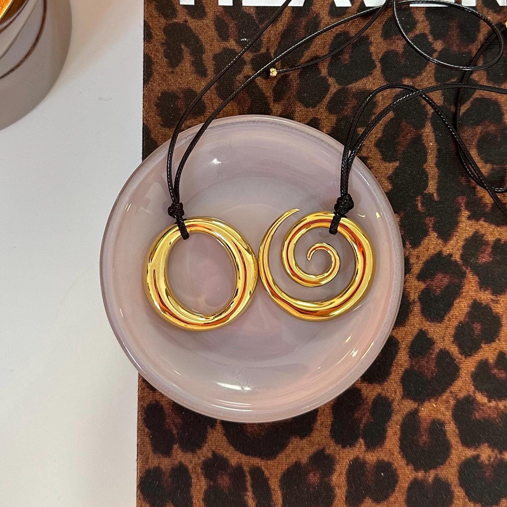 Oval Necklace/Circle Gold Chain With Pendant Cord Band Scandi Oval Necklace/Circle Gold Chain With Pendant Cord Band Scandi von juneelabel