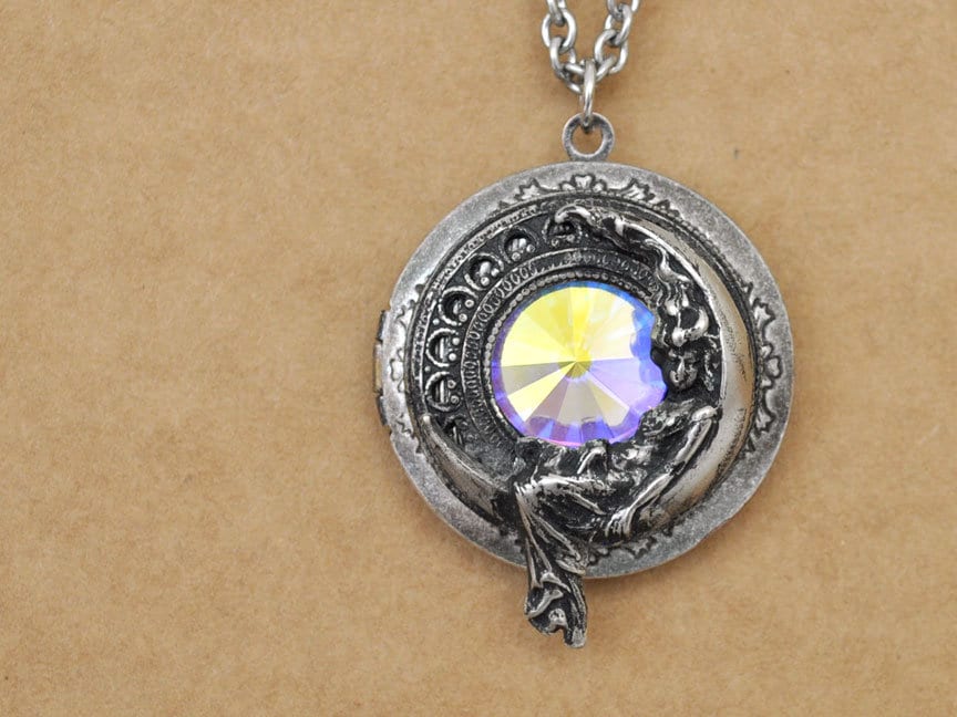 Handgemachte Antike Silberne Glaskristall Medaillon Halskette Mondgöttin Medaillon, Swarovski Vintage Kristall, Love You To The Moon & Back von junesnight