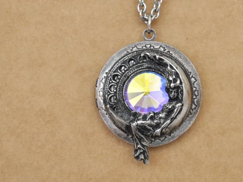 Handgemachte Antike Silberne Glaskristall Medaillon Halskette Mondgöttin Medaillon, Swarovski Vintage Kristall, Love You To The Moon & Back Handgemachte Antike Silberne Glaskristall Medaillon Halskette Mondgöttin Medaillon, Swarovski Vintage Kristall, Love You To The Moon & Back von junesnight