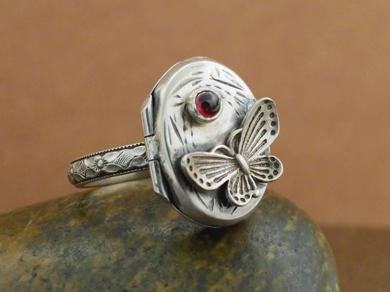 Schmetterling Granat Medaillon Ring 925 Sterling Silber Handgefertigt Gift Foto Schmuck Geschenk Für Frauen Januar Geburtstagsgeschenk Schmetterling Granat Medaillon Ring 925 Sterling Silber Handgefertigt Gift Foto Schmuck Geschenk Für Frauen Januar Geburtstagsgeschenk von junesnight