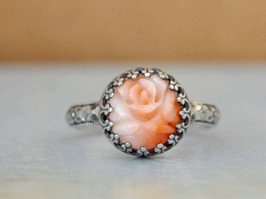 Silberkorallenring, Handgemachter Blumenring Aus Oxidiertem Sterlingsilber Mit Natürlicher, Unbehandelter Rosa Engelshaut Geschnitzter Blütenkoralle von junesnight