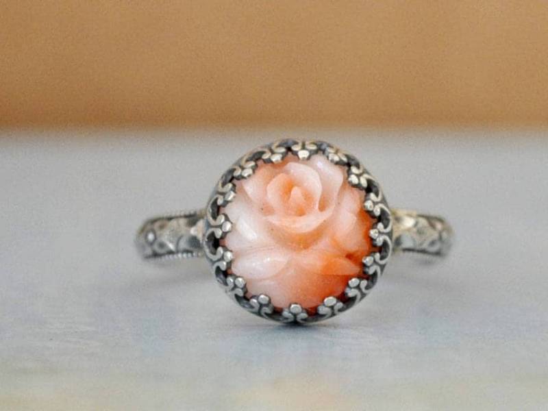 Silberkorallenring, Handgemachter Blumenring Aus Oxidiertem Sterlingsilber Mit Natürlicher, Unbehandelter Rosa Engelshaut Geschnitzter Blütenkoralle Silberkorallenring, Handgemachter Blumenring Aus Oxidiertem Sterlingsilber Mit Natürlicher, Unbehandelter Rosa Engelshaut Geschnitzter Blütenkoralle von junesnight