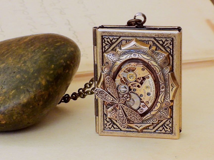 The Time Keeper Antik Messing Buch Stil Steampunk Vintage 17 Jeweled Uhrwerk Medaillon Halskette von junesnight
