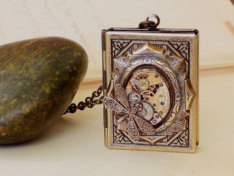 The Time Keeper Antik Messing Buch Stil Steampunk Vintage 17 Jeweled Uhrwerk Medaillon Halskette The Time Keeper Antik Messing Buch Stil Steampunk Vintage 17 Jeweled Uhrwerk Medaillon Halskette von junesnight