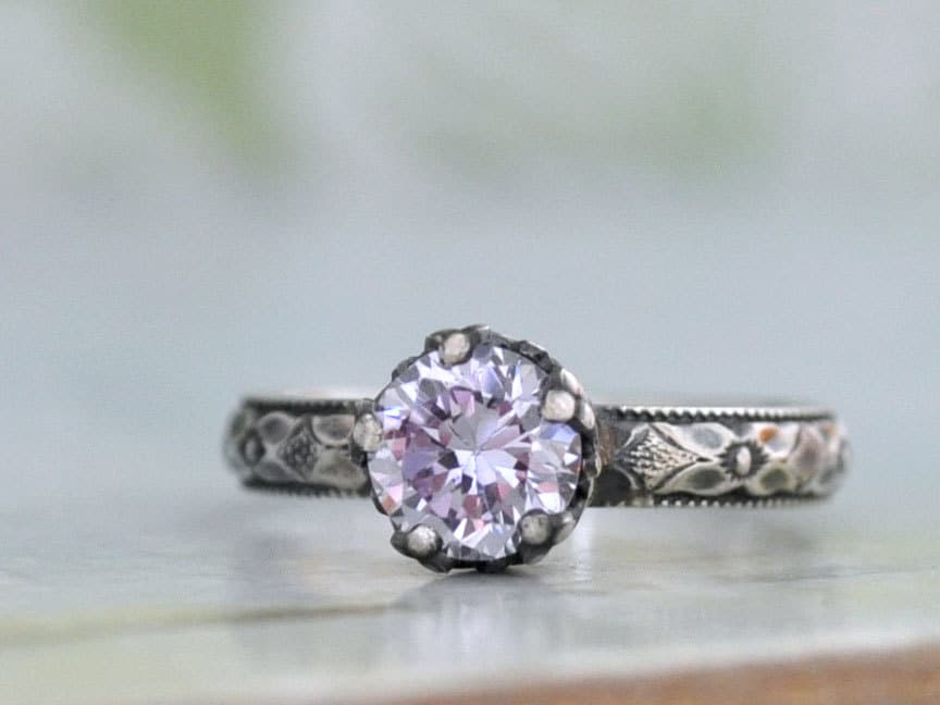 sterling Alexandrit Ring Handgemachter Floraler Bandring Aus Oxidiertem Silber Mit Farbwechselndem Alexandritstein von junesnight