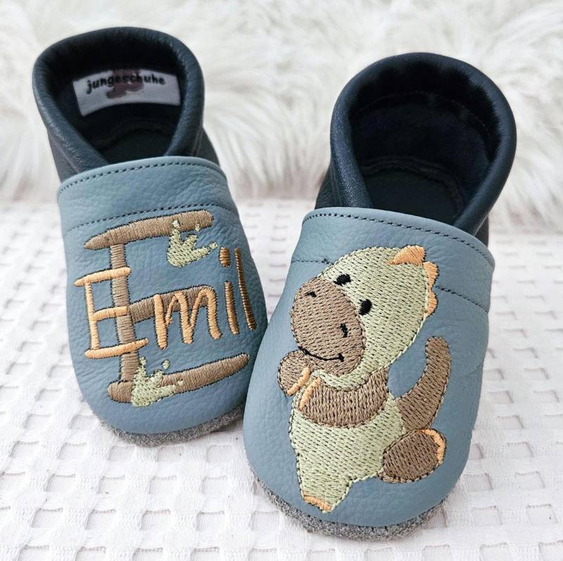 Handgefertigte Krabbelpuschen Mit Süßem Dino Hellgrau/Taubenblau, Perfektes Geschenk Zur Geburt/Taufe, Ab Gr. 18 von jungeschuhe