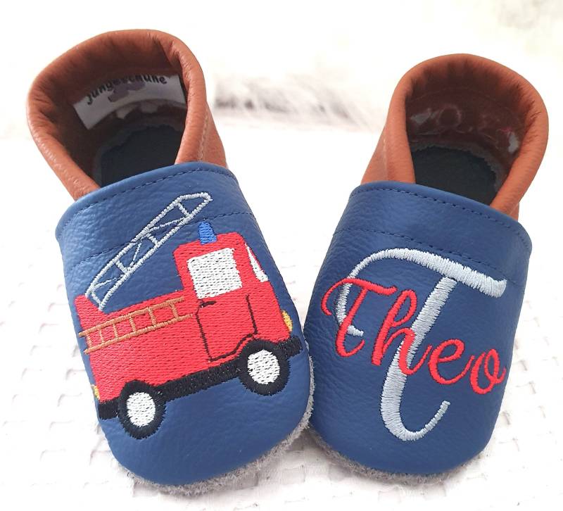 Lederpuschen Mit Feuerwehr Namen & Monogramm, Schönes Babygeschenk, Farben Frei Wählbar, Ab Gr. 18 Lederpuschen Mit Feuerwehr Namen & Monogramm, Schönes Babygeschenk, Farben Frei Wählbar, Ab Gr. 18 von jungeschuhe