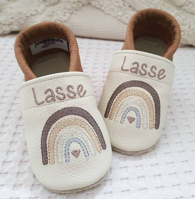 Lederpuschen Mit Regenbogen Creme/Hellbraun Namen, Freie Farbwahl Und Individualisierbar, Lederschuhe/Hausschuhe, Ab Gr. 17 Lederpuschen Mit Regenbogen Creme/Hellbraun Namen, Freie Farbwahl Und Individualisierbar, Lederschuhe/Hausschuhe, Ab Gr. 17 von jungeschuhe