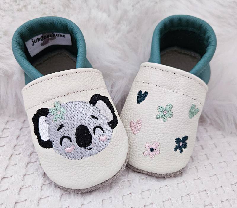 Lederpuschen Mit Süßem Koala Und Blumen, Lauflerschuhe/Krabbelpuschen Als Geschenk Zur Geburt/Taufe/Babyparty, Individualisierbar, Ab Gr. 17 Lederpuschen Mit Süßem Koala Und Blumen, Lauflerschuhe/Krabbelpuschen Als Geschenk Zur Geburt/Taufe/Babyparty, Individualisierbar, Ab Gr. 17 von jungeschuhe