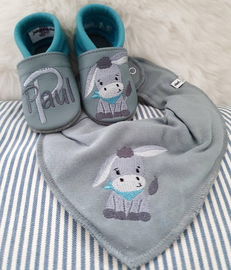 Süßes Geschenk Zur Geburt, Set Aus Halstuch Und Lederpuschen, Krabbelpuschen Mit Namen Süßem Esel, Personalisiert, Ab Gr. 18 Süßes Geschenk Zur Geburt, Set Aus Halstuch Und Lederpuschen, Krabbelpuschen Mit Namen Süßem Esel, Personalisiert, Ab Gr. 18 von jungeschuhe