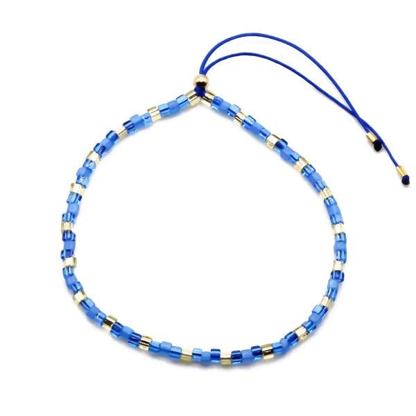 juni Blaues Armband "Mare" aus Würfel Perlen mit verstellbarer Schiebeperle aus recyceltem Gold von juni