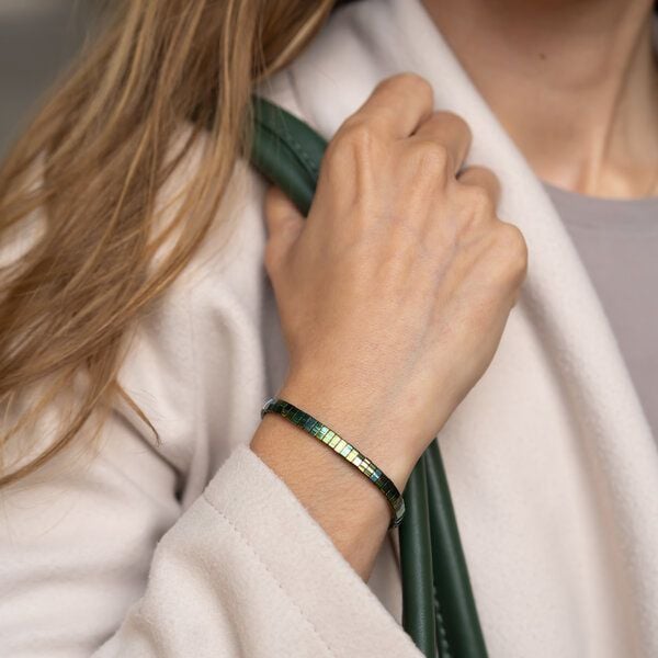 juni Grünes Perlenarmband "Emerell" schimmernd, mit verstellbarer Schiebeperle aus recyceltem Gold oder Silber von juni