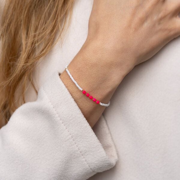 juni "Lola" Perlenarmband pink mit verstellbarer Schiebeperle aus recyceltem Gold von juni