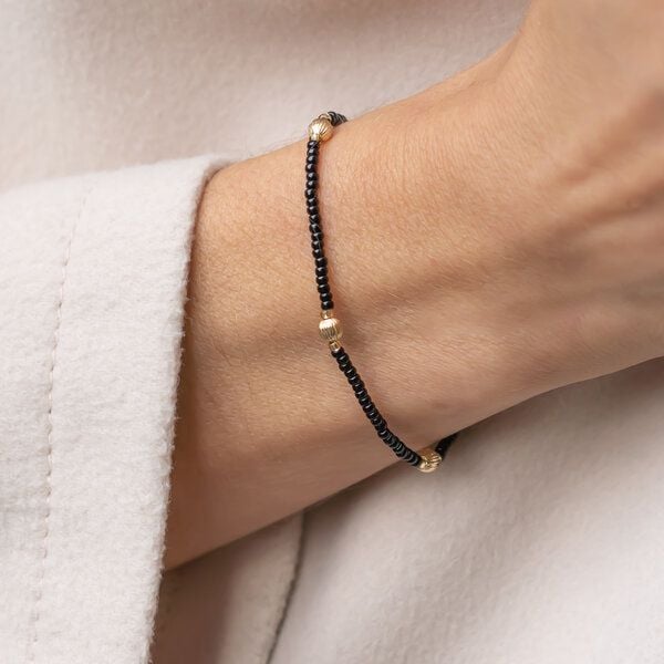 juni Perlenarmband "Elise" schwarz oder weiss, mit geriffelten Goldperlen aus recyceltem Gold von juni