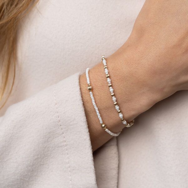 juni Perlenarmband "Elise" schwarz oder weiss, mit geriffelten Goldperlen aus recyceltem Gold von juni
