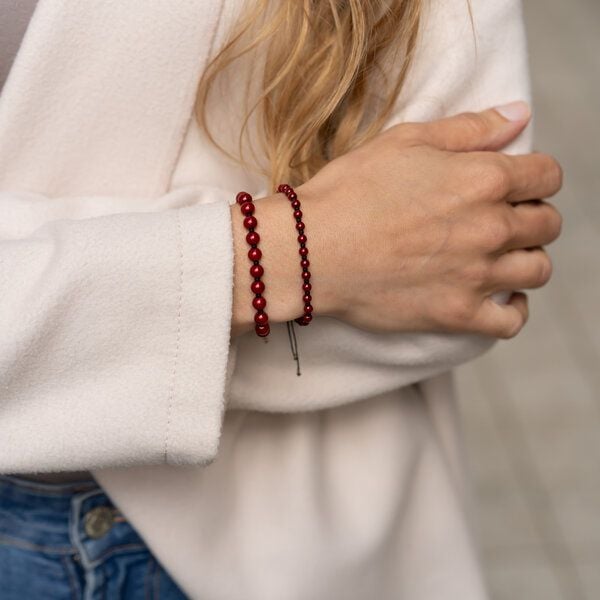 juni Rote Perlenarmbänder "Amélie" - einzeln oder im Set - mit verstellbarer Schiebeperle aus recyceltem Gold oder Silber von juni