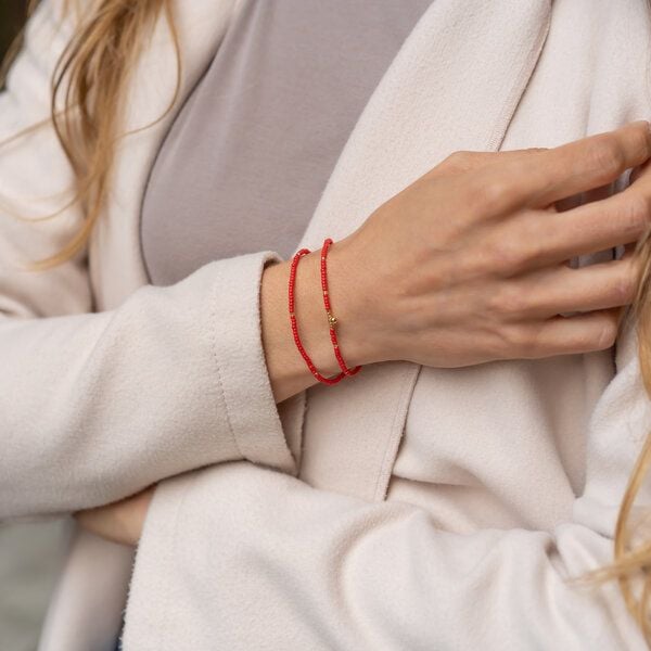 juni Rote Perlenarmbänder Set "Milano" mit Goldkugel Anhänger und verstellbarer Schiebeperle aus recyceltem Gold von juni