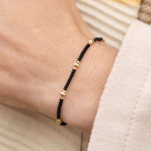 juni Schwarzes Perlenarmband "Chloé" mit geriffelten Goldperlen aus recyceltem Gold von juni
