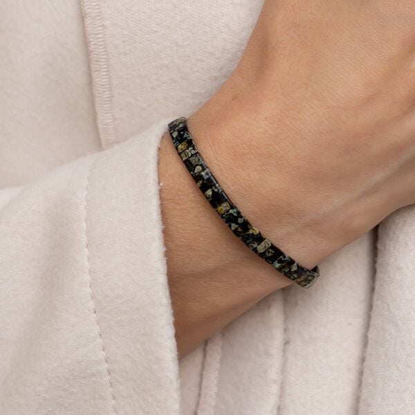 juni Schwarzes Perlenarmband "Noiré" mit verstellbarer Schiebeperle aus recyceltem Gold oder Silber von juni