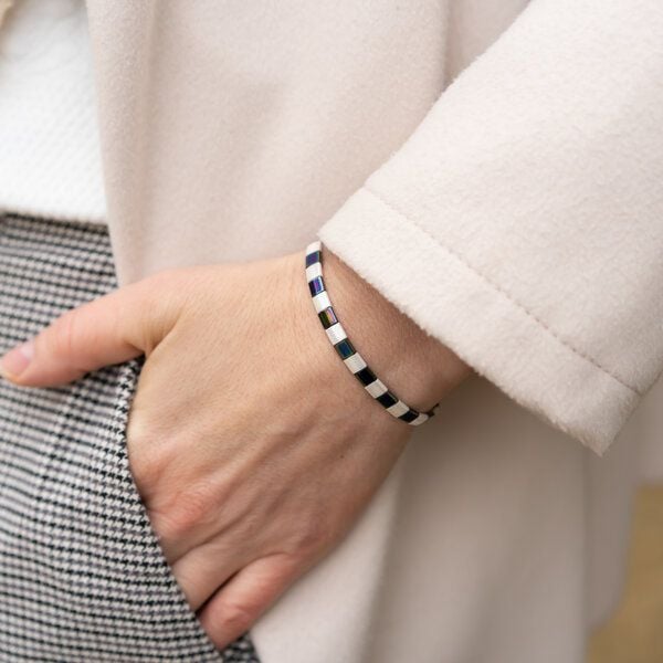 juni Tila Armband "Blue Iris" - handgemacht in Deutschland mit verstellbarer Schiebeperle aus recyceltem Gold von juni