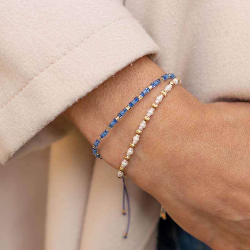 Blaues Armband Aus Kleinen Würfel Perlen Mit Verstellbarer Schiebeperle Recyceltem Gold, Handgemacht in Deutschland - Damen Blau von juniSCHMUCK