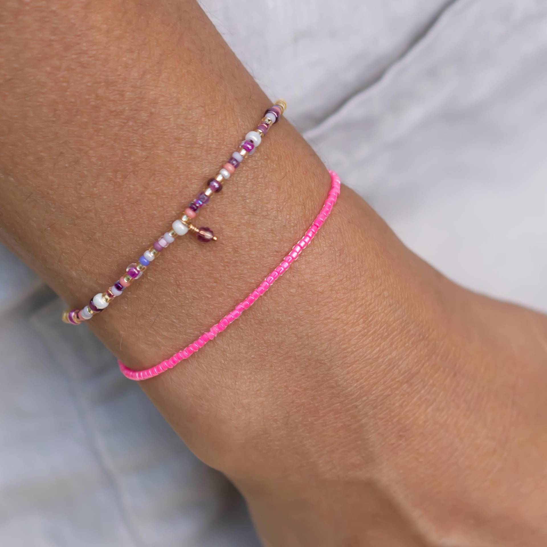 Zartes Armband Neon Pink Mit Verstellbarer Schiebeperle Aus Recyceltem Gold Oder Silber - Handgemachtes Perlenarmband Deutschland von juniSCHMUCK