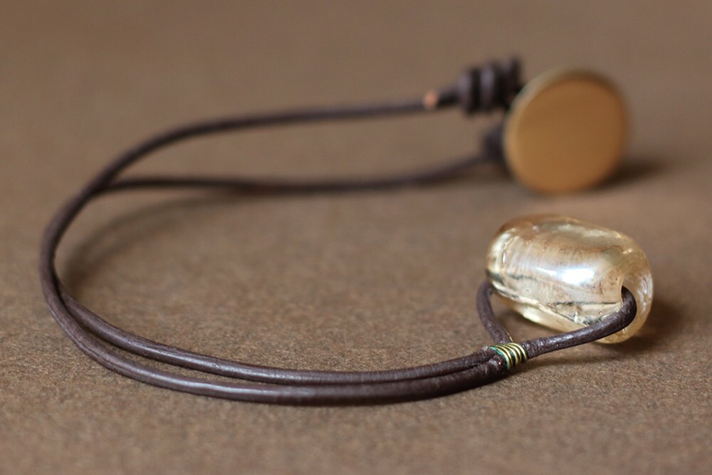 Gold Glas Und Braun Leder Halskette Gold Glas Und Braun Leder Halskette von juniperberry