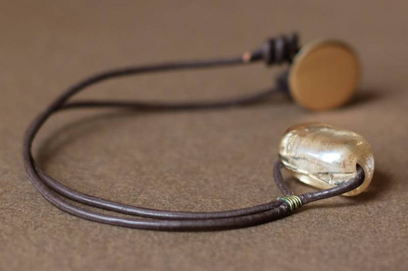 Gold Glas Und Braun Leder Halskette Gold Glas Und Braun Leder Halskette von juniperberry