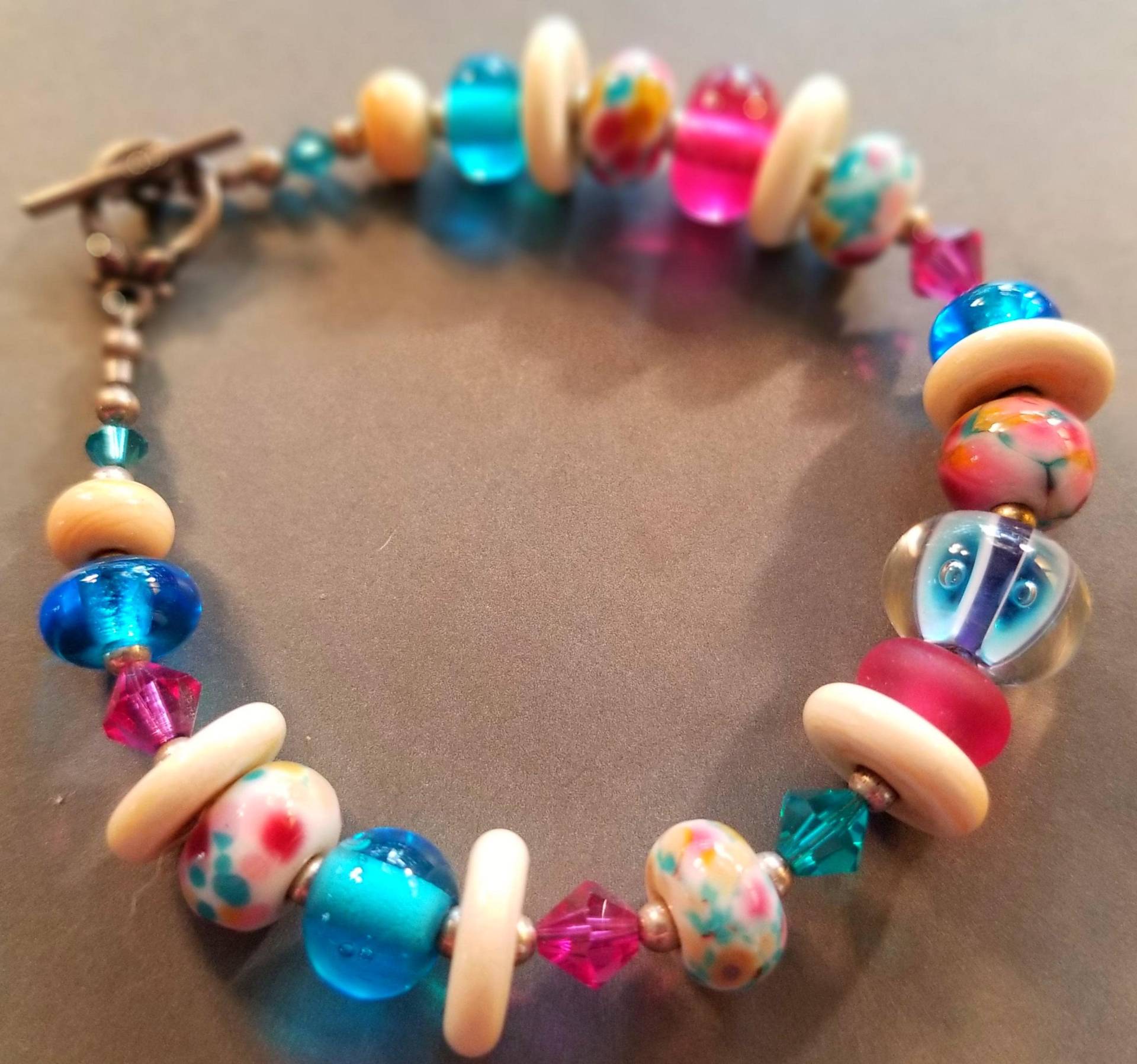 Armband Aus Glas in Elfenbein, Fuchsia Und Petrol, Knebelverschluss Silber Armband Aus Glas in Elfenbein, Fuchsia Und Petrol, Knebelverschluss Silber von junosgarden